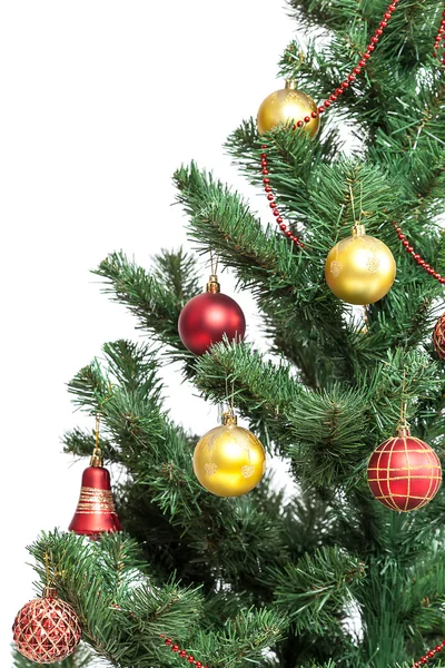 Weihnachtsbaum mit Christbaumkugeln auf weißem Hintergrund. — Stockfoto