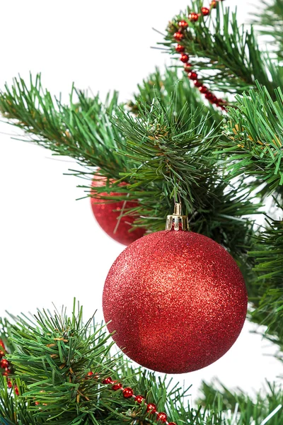 Χριστουγεννιάτικο δέντρο διακοσμημένο κόκκινες μπάλες — Φωτογραφία Αρχείου