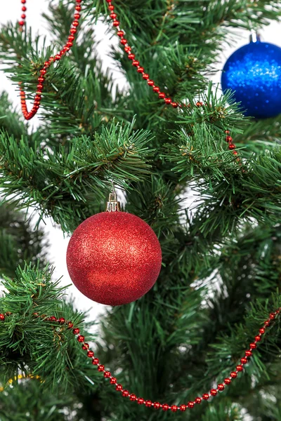 Weihnachtsbaum mit roten und blauen Kugeln — Stockfoto