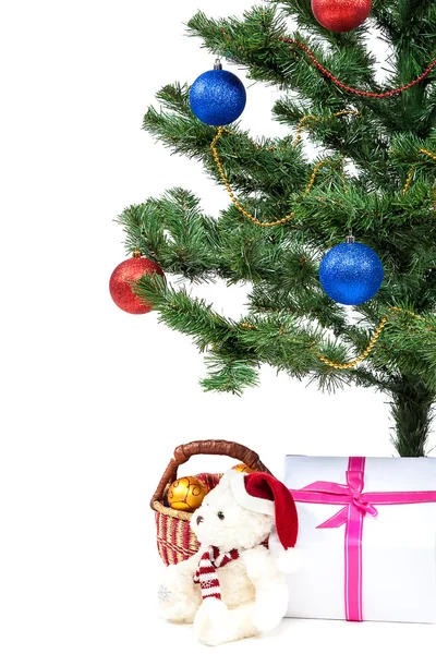 Kerstboom met kerstballen en giften — Stockfoto
