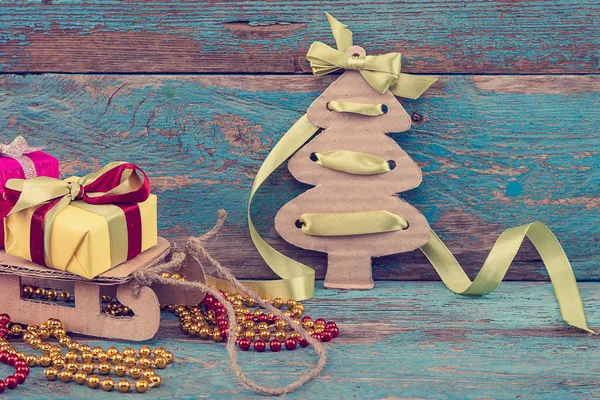 Decoraciones navideñas con abeto, trineo y regalos — Foto de Stock