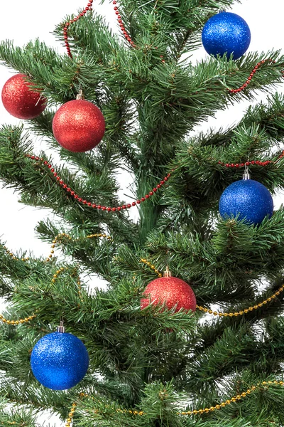 Рождественская елка с красными и голубыми безделушками — стоковое фото