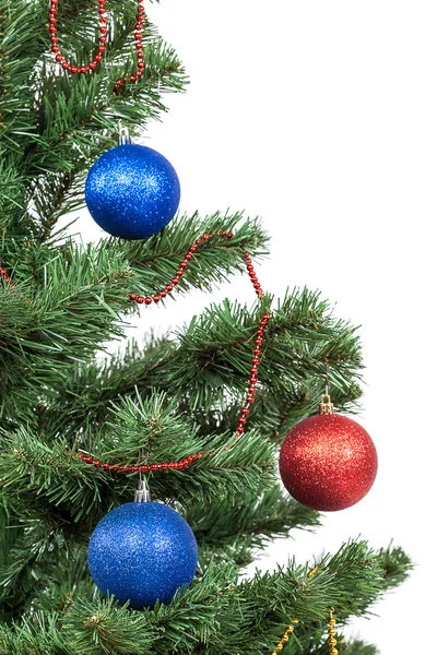Χριστουγεννιάτικο δέντρο με κόκκινο και μπλε στολίδια — Φωτογραφία Αρχείου