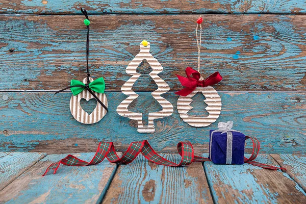Χριστουγεννιάτικα διακοσμητικά παιχνίδια, δέντρο έλατου, μπάλες και δώρα — Φωτογραφία Αρχείου