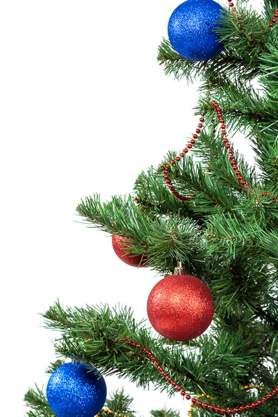 Vánoční strom s červenými a modrými ozdoby — Stock fotografie