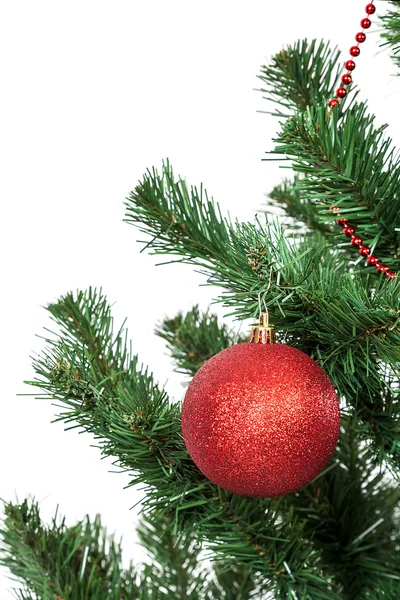 Weihnachtsbaum dekoriert rote Kugeln — Stockfoto