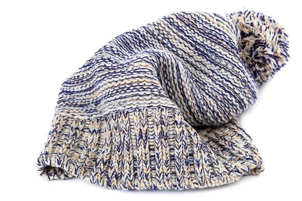 Winter bunte Strickmütze auf einem weißen — Stockfoto