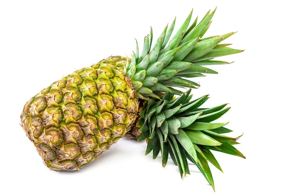 Verse ananas fruit op een witte achtergrond. — Stockfoto