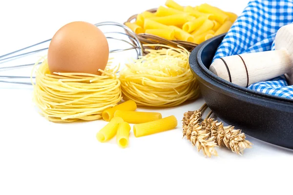 Bir mavi kumaş, yumurta ve makarna mutfak gereçleri — Stok fotoğraf