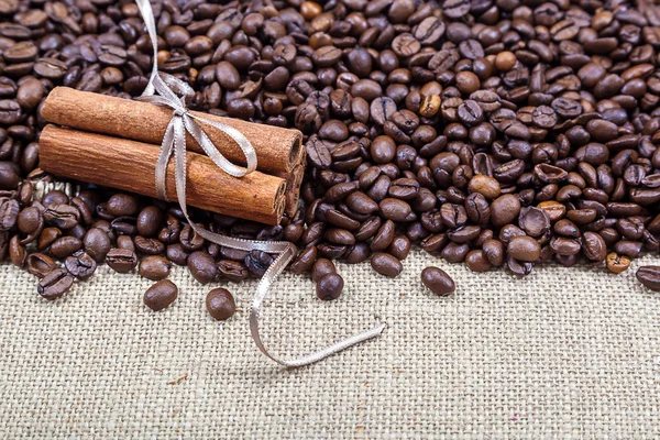 Granos de café con palitos de canela —  Fotos de Stock