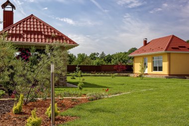 Yeşil çim ve bahçedeki binalar