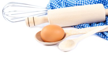 Beyaz zemin üzerinde mavi bir bezle mutfak gereçleri.