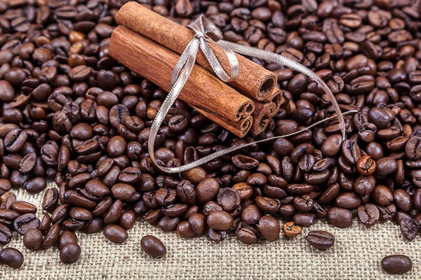 Kávová zrna s tyčinky skořice. — Stock fotografie