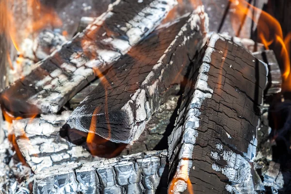 Brûler du bois de chauffage comme fond — Photo