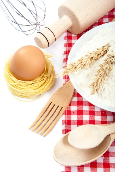 Utensílios de cozinha, ovos e farinha para panificação. — Fotografia de Stock