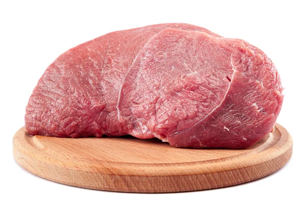 Carne su un tagliere su sfondo bianco . — Foto Stock