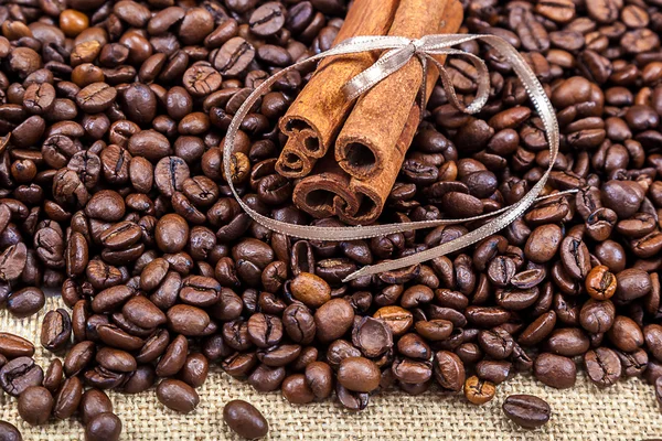 Granos de café con palitos de canela —  Fotos de Stock