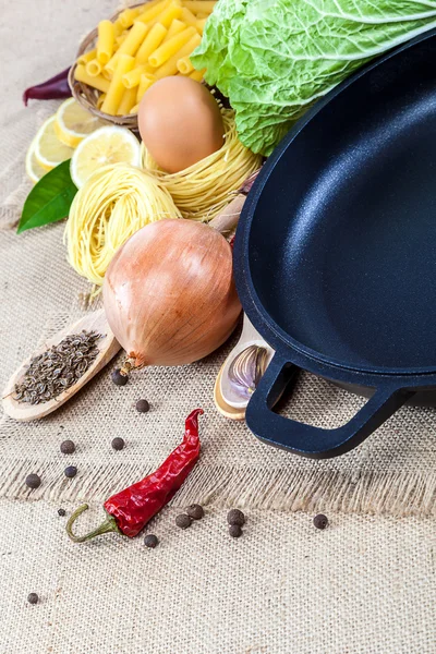 Koekenpan en verse groenten met kruiden — Stockfoto