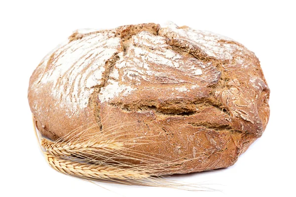 Frisches Roggenbrot mit Weizenähren. — Stockfoto