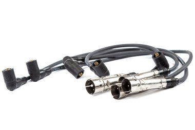 Beyaz bir araba yüksek gerilim telleri .