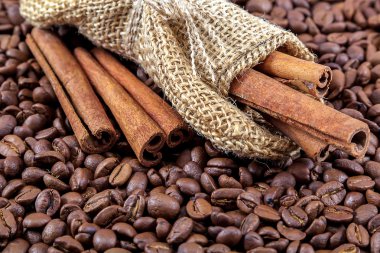Kahve çekirdekleri ile tarçın bir arka plan olarak