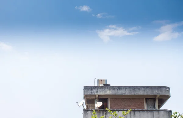 Byggnads- och klar himmel — Stockfoto