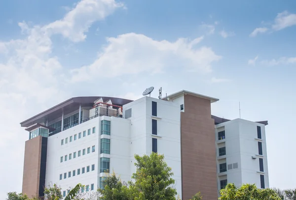 Edificio y cielo despejado — Foto de Stock