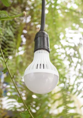 Asılı lambalar parkta geceleri aydınlatmak..