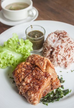 Pirinç gevrek domuz eti 