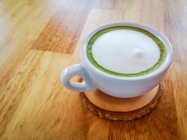 yeşil çay kahve ahşap masa üzerinde