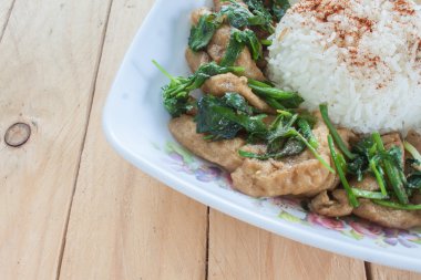 Tofu Pad Tay kereviz veya Khuen Chai