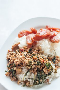 Kızarmış domuz eti ve fesleğenli pilav.