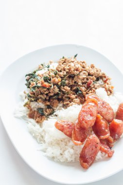 Kızarmış domuz eti ve fesleğenli pilav.