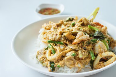 Kızarmış pilav köri tozu, kalamar sarsıntılı buket ile.