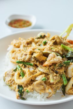 Kızarmış pilav köri tozu, kalamar sarsıntılı buket ile.