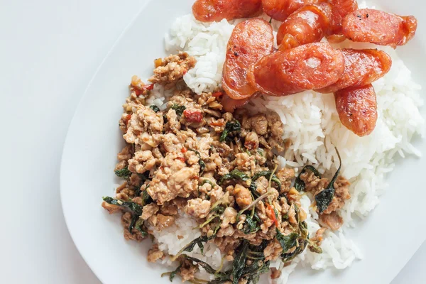 Arroz cubierto con cerdo frito y albahaca — Foto de Stock