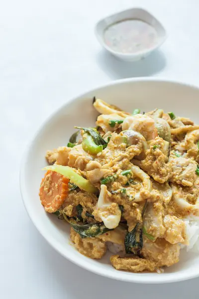 Arroz frito con curry en polvo, ramo de calamares . — Foto de Stock