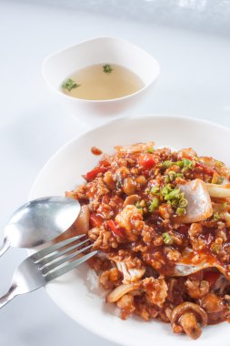 Pirinç, yumurta, tepesinde bomba