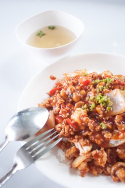 Pirinç, yumurta, tepesinde bomba