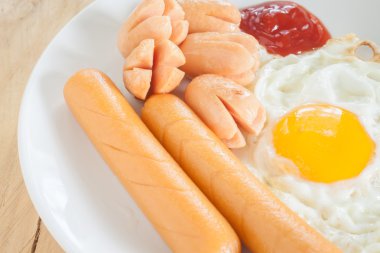 Kahvaltı kızarmış yumurta sosis