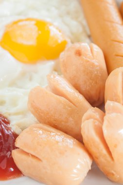 Kahvaltı kızarmış yumurta sosis