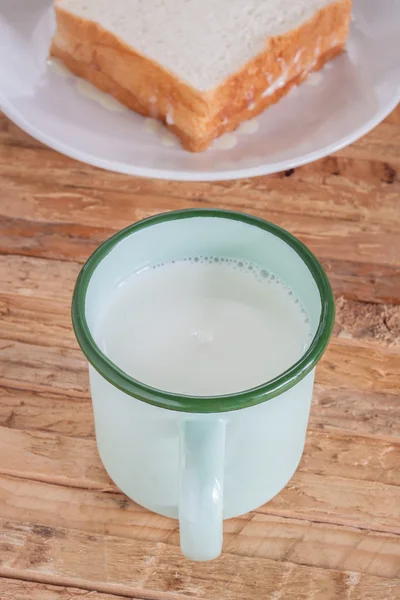 Taza vintage de pan de leche fresca con mantequilla —  Fotos de Stock