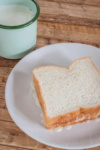 Taze süt ekmek tereyağı ile Vintage Kupası — Stok fotoğraf