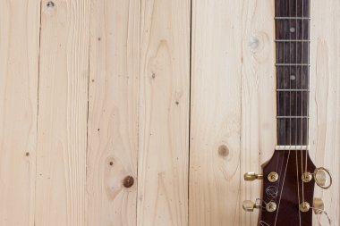 En iyi ahşap masa üzerinde akustik gitar