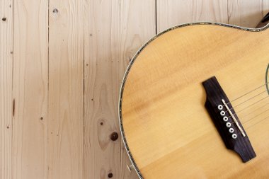 En iyi ahşap masa üzerinde akustik gitar