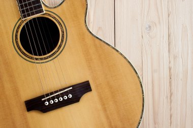 En iyi ahşap masa üzerinde akustik gitar