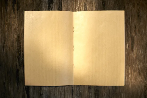 Klassisches Notizbuch auf Holzplatte in dramatischer Beleuchtung (opent) — Stockfoto