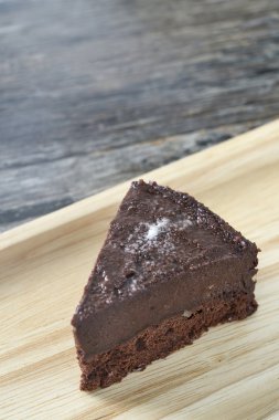 Çikolata Truffles kek ahşap plaka üzerinde