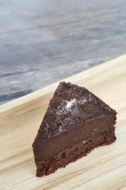 Çikolata Truffles kek ahşap plaka üzerinde