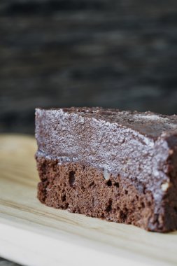 Çikolata Truffles kek ahşap plaka üzerinde